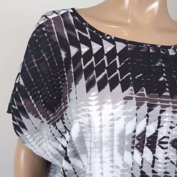 3/$20 Dex Split Back Tunic Blouse Ombre Geometric Short Sleeve Grey Dolman Top - Picture 3 of 15